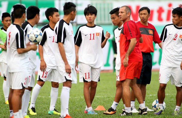 Lực sĩ Phạm Văn Mách “huấn luyện” U19 Việt Nam Đội tuyển U19 Việt Nam. Ảnh: Thanh Niên.