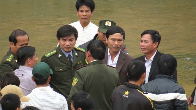 Cơ quan chức năng 'chối' về sự xuất hiện của trùm gỗ sưa Hùng “mía” có mặt ở tất cả các cuộc hội ý của cơ quan chức năng. Trong ảnh Hùng “mía” (x) cùng với ông Tân (hạt trưởng), ông Vũ (phó chủ tịch huyện) bàn chuyện trục vớt