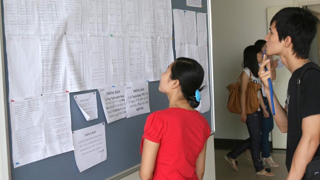 Bán trường là... tất yếu! Xem điểm thi tại trường ĐH dân lập Thăng Long - Hà Nội. Ảnh: Như Ý