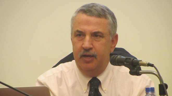 Tác giả Thế giới phẳng 'mách nước' Việt Nam cạnh tranh với Trung Quốc Nhà báo Thomas Friedman tại buổi gặp gỡ báo chí sáng 6/5. Ảnh: Trúc Quỳnh