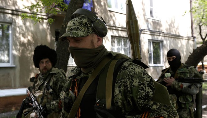 Ukraine dồn quân trấn áp miền đông Dân quân Slaviansk sẵn sàng chiến đấu. Ảnh: Getty Images