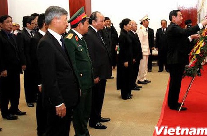 Đoàn đại biểu Đảng và Nhà nước ta sang Lào dự lễ tang Đoàn viếng Bộ trưởng An ninh Lào Thongban Seng Aphone.
Ảnh: Hoàng Chương/Vietnam+
