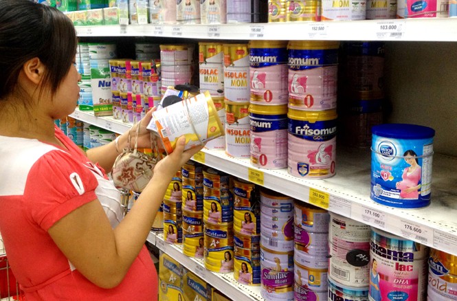 Quản trần giá sữa: Doanh nghiệp kêu, người tiêu dùng mừng Từ 1/6, sẽ áp giá trần với 25 mặt hàng sữa. Ảnh: Như Ý