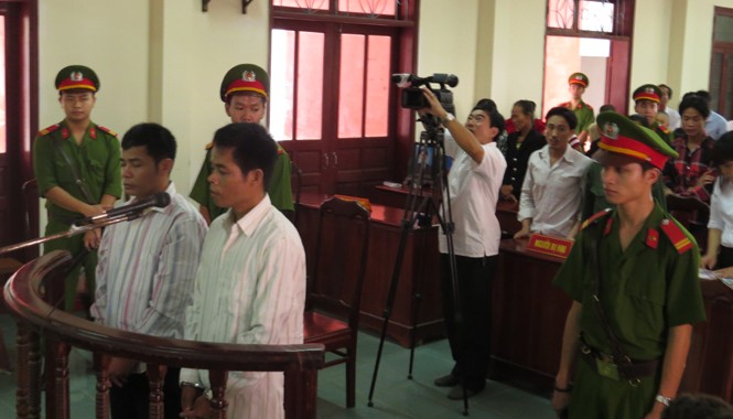 Tuyên tử hình 2 kẻ giết 5 phu trầm Hồ Văn Công (phải) và Hồ Văn Thành trước vành móng ngựa