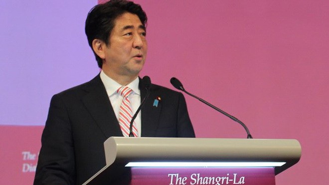 Thủ tướng Nhật Bản ủng hộ mạnh mẽ Philippines, Việt Nam Thủ tướng Nhật Bản Shinzo Abe phát biểu tại Shangri-La 2014 tối 30/5 ở Singapore. ảnh: TTXVN