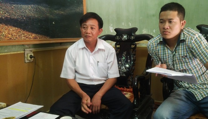 Giao đất sai thẩm quyền, chi sai hàng trăm triệu đồng Chánh thanh tra huyện Thuận Thành (trái) trao đổi với phóng viên chiều 28/5