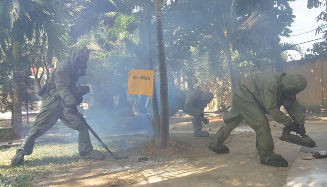 Xem lính hóa học “diệt khủng bố”, tẩy chất độc Phân đội trinh sát xác định loại, nồng độ, mức độ chất độc và phóng xạ