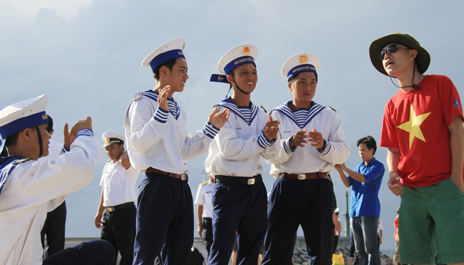 Những 'vỏ ốc biển' của nhạc sĩ Thế Hiển Ca sĩ Hoàng Hiệp hát cho lính đảo nghe ngay trên bờ biển đảo Song Sử Tây. Ảnh: Trường Phong