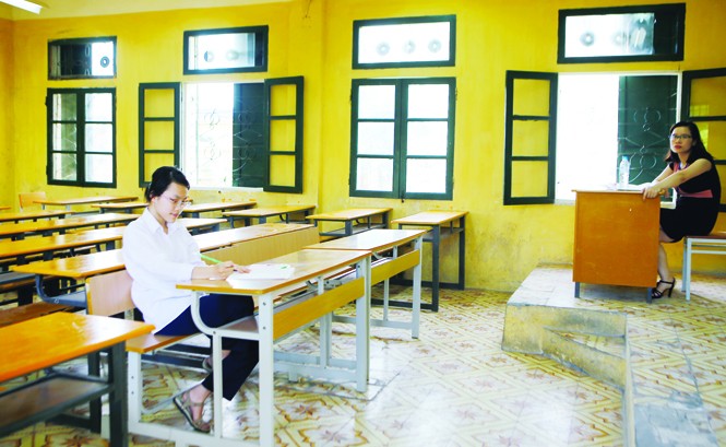 Ông Dương Trung Quốc: Học sinh không chọn sử vì thực dụng Thí sinh Phạm Khánh Linh làm bài thi Lịch sử chiều 2/6 tại hội đồng thi trường THPT Quang Trung (Đống Đa, Hà Nội). ảnh: như ý