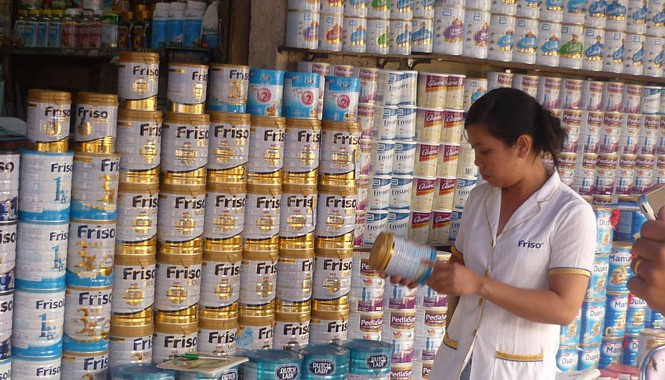 Thị trường sữa sau khi thực hiện áp giá trần: Nơi giảm, nơi không Giá sữa bán lẻ hiện mỗi nơi một kiểu. ảnh: L.N
