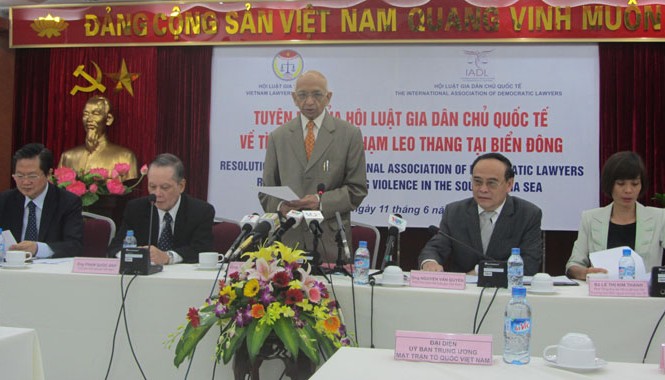 Việt Nam kiện Trung Quốc ở tòa nào cũng ủng hộ Ông Jitendra Sharman (giữa) đại diện Hội Luật gia Dân chủ Quốc tế đọc Tuyên bố về tình trạng vi phạm leo thang tại biển Đông.
Ảnh: Bình Giang