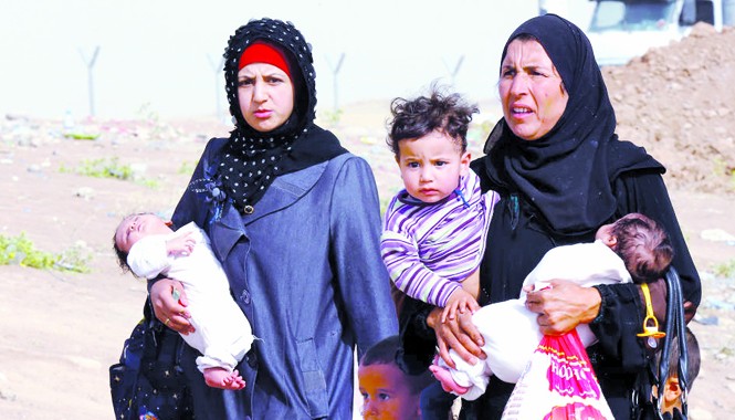 Iraq hỗn loạn, Mỹ xem xét không kích Người tị nạn rời bỏ thành phố Mosul tránh chiến sự. Ảnh: AP