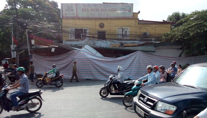 Nổ tại quán bia, 4 người nhập viện Hiện trường vụ nổ được phong tỏa