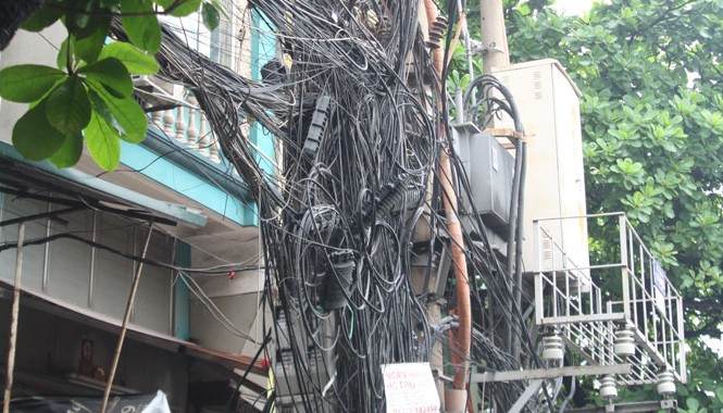 Sẽ cắt bỏ đường dây, cáp mắc trái phép “Rác trời” vẫn giăng đầy phố