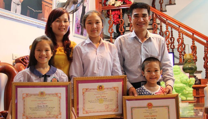 Vợ chồng tay không ba lần bắt tội phạm Gia đình anh Thành, chị Yến với những tấm giấy khen của Công an tỉnh Bắc Giang.