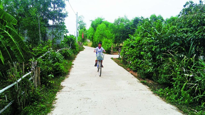 Đóng góp xây dựng nông thôn mới: Kẻ khóc, người cười Mặc dù khó khăn nhưng thôn Thống Nhất đã làm được hai con đường bê tông trong làng