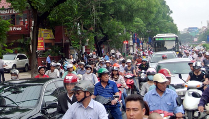 Hà Nội bất ngờ dỡ lệnh cấm triệt để ô tô qua đường Cầu Giấy Ngày đi làm đầu tiên sau kỳ nghỉ lễ kéo dài người tham gia giao thông mới thấy rõ ảnh hưởng của lệnh cấm đường Cầu Giấy, Hà Nội. Ảnh: Dân Trí