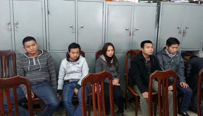 Làm rõ kẻ lừa đảo mạo danh con tướng công an Nguyễn Huy Long (ngoài cùng bên phải) cùng các đối tượng trong ổ nhóm sử dụng thẻ tín dụng giả