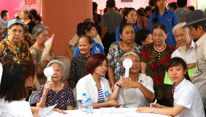 'Hành trình vì sức khỏe' lập kỷ lục Việt Nam Hành trình lập kỷ lục về số người khám, phát thuốc cho người cao tuổi. Ảnh: Xuân Tùng