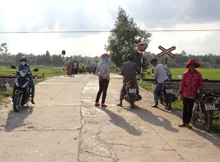 Thanh niên tử vong vì bị tàu hỏa kéo lê 50m Vị trí giao nhau không có rào chắn an toàn.