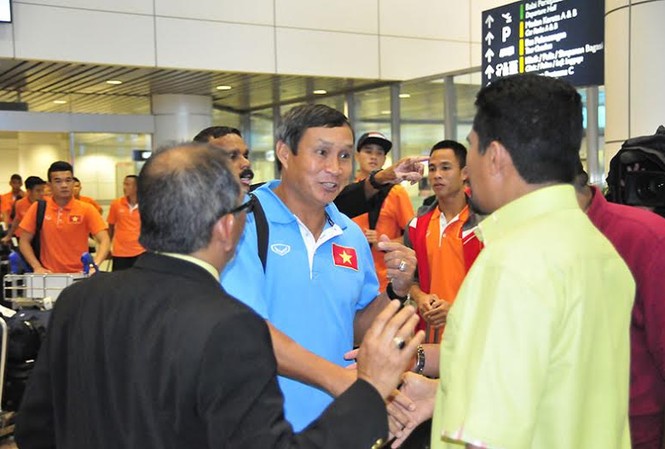Đội tuyển Việt Nam đổ bộ xuống Kuala Lumpur Ông Mai Đức Chung dẫn đầu đoàn.