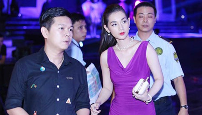 Hot girl Quỳnh Chi trải lòng chuyện làm dâu đại gia Quỳnh Chi và chồng sánh bước bên nhau trong một sự kiện.