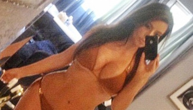 Hoàng tử Arập trả 1 triệu USD để ăn tối với Kim Kardashian Hình ảnh selfie được Kim Kardashian đăng trên trang Instagram của mình. Nguồn: DM.