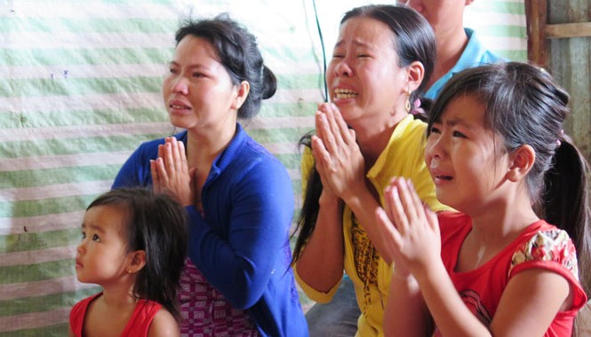 Bảy ngư dân vụ chìm tàu kinh hoàng xuất viện Gia đình ngư dân mất tích cầu mong cho người thân