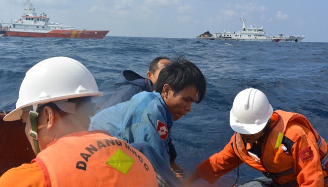 Cứu 11 ngư dân ở Hoàng Sa dù máy bay quân sự quần thảo Triển khai cứu nạn trên biển