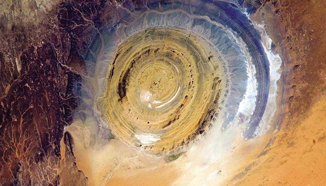 Kỳ lạ 'con mắt thần linh' giữa sa mạc Sahara Chỉ những nhà du hành vũ trụ mới có cơ hội chiêm ngưỡng tận mắt tuyệt tác thiên nhiên mắt thần Sahara.