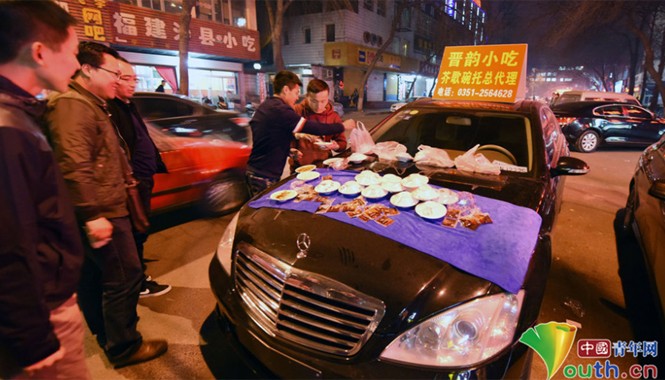 Sốc với thiếu gia lái Mercedes bán... quà vặt ở Trung Quốc Hai thanh niên bày đồ ăn hút khách.