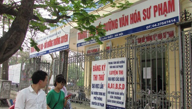 Vì sao lò luyện thi vắng như chùa Bà Đanh? Các lò luyện thi ở quận Cầu Giấy (Hà Nội) mọi năm đông đúc, nhưng giờ thưa vắng.