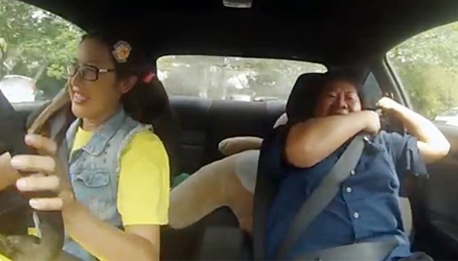 Tay đua nữ khiến giáo viên dạy lái xe 'hồn bay phách tán' Giáo viên nữ sợ hãi tột đỉnh, 2 tay níu chặt dây đai an toàn, la hét thất thanh. Ảnh từ video.
