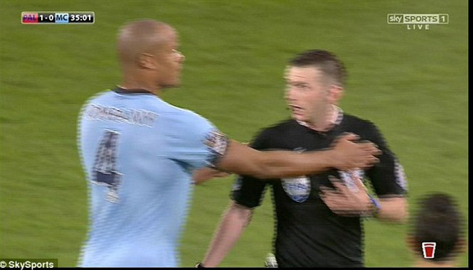 M.U nóng mắt vì đội trưởng Man City không bị đuổi Trọng tài Michael Oliver đã nương tay với Kompany.