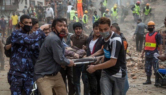 Nhân chứng động đất Nepal: 'Ở đâu cũng thấy tiếng gào khóc' Không khí hoảng loạn và sợ hãi tột độ đang bao trùm thủ đô Kathmandu của Nepal. Ảnh: CNN.