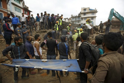 Khoảng 300.000 du khách nước ngoài ở Nepal khi động đất xảy ra Nhân viên cứu hộ Nepal tìm kiếm thi thể nạn nhân vụ động đất. Ảnh: Reuters.