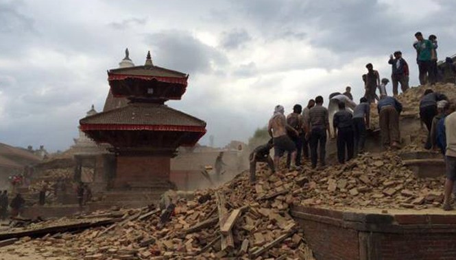 Động đất Nepal: Mọi thứ thật quá kinh hoàng! Khung cảnh ngôi chùa đã bị phá hủy sau động đất.