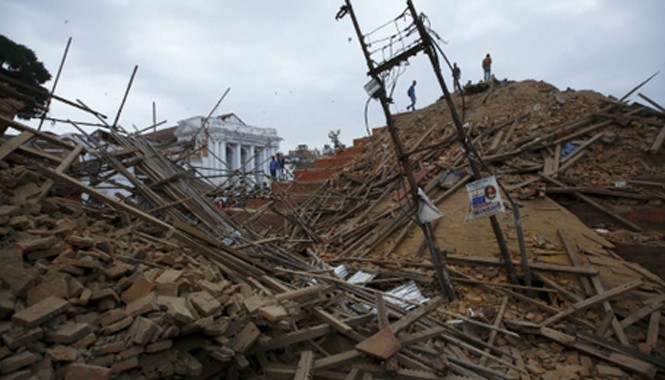 Vì sao động đất ở Nepal có sức công phá lớn Đống đổ nát sau vụ động đất ở Nepal. Ảnh: Reuters.