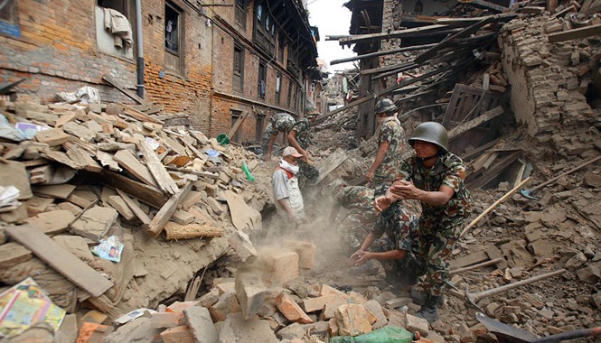 Khoảng 20 du khách Việt ở Nepal, nhiều người vẫn mất liên lạc Lực lượng cứu hộ đào bới tìm người mất tích tại khu vực Bhaktapur sau động đất. Ảnh: AP.