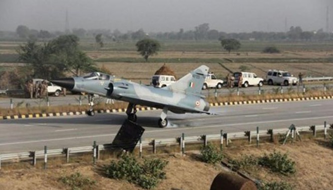 Phi cơ chiến đấu Ấn Độ luyện hạ cánh xuống xa lộ Chiếc phản lực Mirage 2000 đáp xuống xa lộ. Ảnh: TAF.