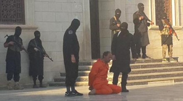 Man rợ, IS chặt đầu tù nhân làm bài học ngoại khóa cho trẻ em Abdulnabi Shurgawi trước giờ hành quyết. Ảnh: Daily Mail.