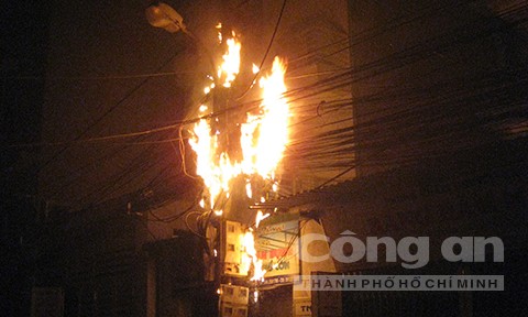 Cháy trụ điện rạng sáng, một gia đình thoát chết Ngọn lửa bùng cháy dữ dội.