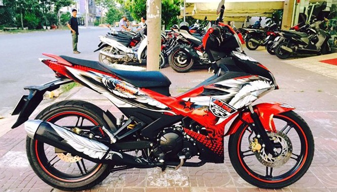 Lóa mắt với Exciter 150 phong cách chim ưng của biker Sài Gòn Chiếc Exciter 150 này của một biker tại Sài Gòn. Anh cũng là chủ của chiếc CBR1000RR theo phong cách chim ưng tương tự.