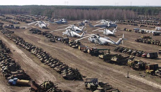 Nghĩa địa trực thăng, xe cứu hỏa sau thảm họa Chernobyl Chính quyền Liên Xô buộc phải bỏ những phương tiện tham gia ứng cứu thảm họa hạt nhân ngày 26/4/1986 vì nhiễm xạ. Trực thăng, xe cứu hỏa, xe tải… bị vứt trên bãi đất trống ở Rassokha, cách nhà máy điện khoảng 25 km về phía tây nam.