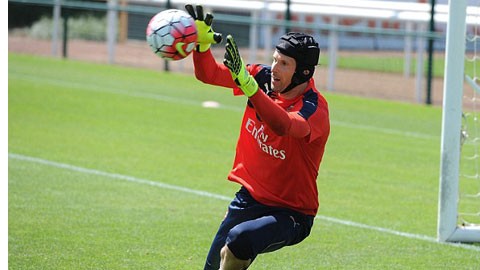 Vì sao Cech chọn áo số 33 ở Arsenal? Cech trong buổi tập đầu tiên cùng đội bóng mới Arsenal.