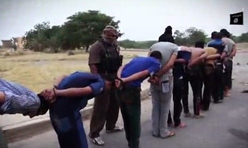 IS tung video thảm sát tập thể 1.700 lính Iraq IS trói tay các nạn nhân và áp giải tới địa điểm hành quyết. Ảnh cắt từ video.