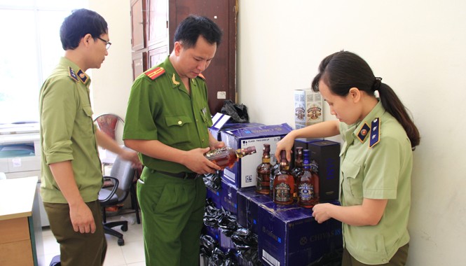 Bắt giữ xe tải chở hàng trăm chai rượu Chivas nhập lậu Tang vật được thu giữ chờ xử lý. Ảnh: Hoàng Lam.