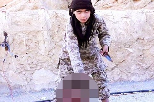 IS tung video bé trai chặt đầu tù nhân Syria Hình ảnh phiến quân nhí chặt đầu tù nhân do IS công bố. Ảnh: Mirror.
