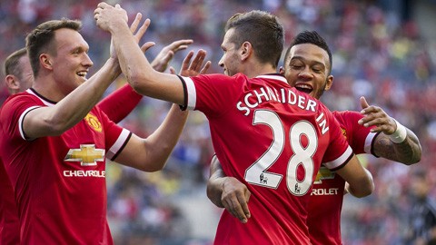 HLV Van Gaal nức nở khen tân binh sau trận thắng Club America Các thành viên M.U ăn mừng cùng Schneiderlin.