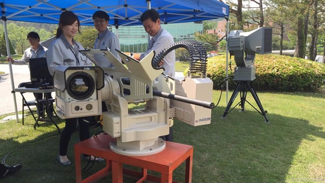 Robot sát thủ và hiểm họa với nhân loại Các kỹ sư đang hiệu chỉnh robot tự động Super Aegis II trước khi thử nghiệm. Ảnh: Reuters.